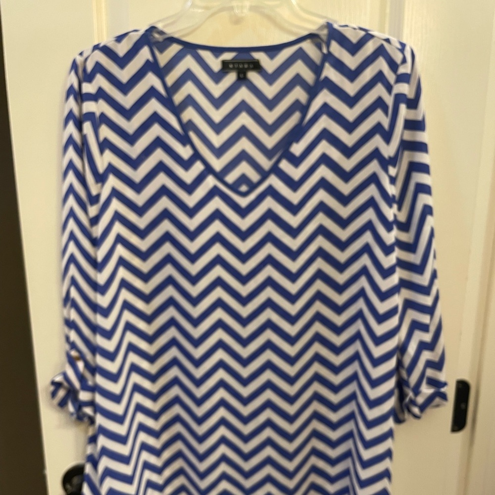 Kiara 3/4 Sleeve V-Neck Blue & White Chevron Blouse Hi Low Hem Size L